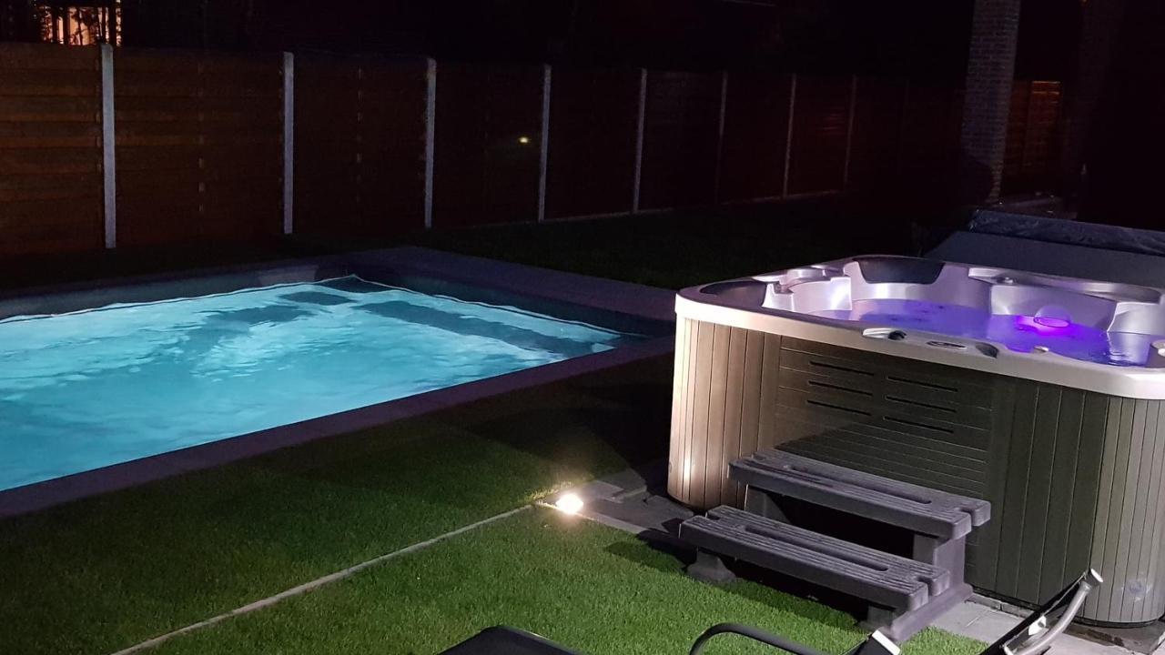 לאופולדסבורג Appartement All In & Zwembad מראה חיצוני תמונה